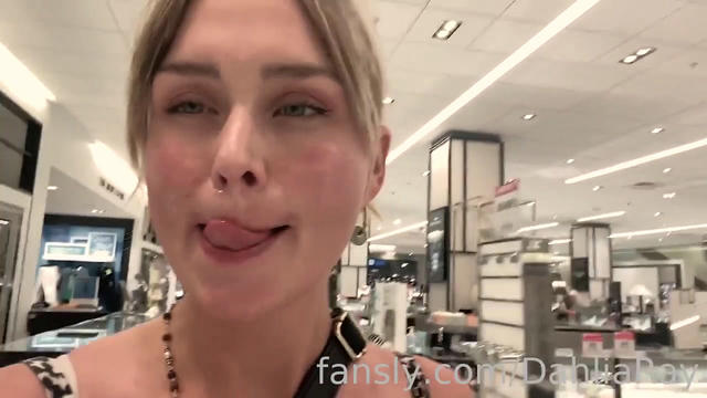 Dahlia Ray Public Cum Walk In The Mall Video Leaked